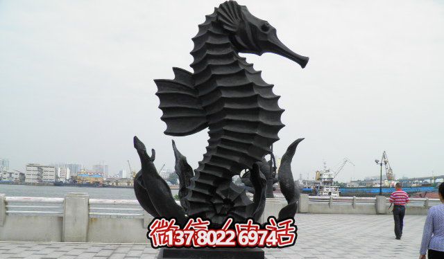 广场上摆放的黑色的玻璃钢创意海马雕塑