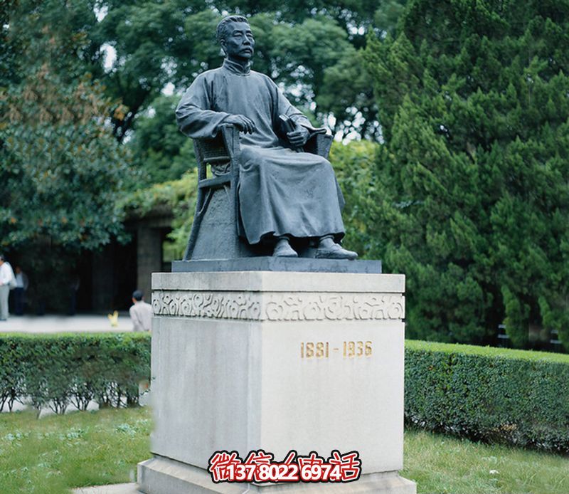 公园广场大型景观坐着石柱上面的玻璃钢鲁迅雕塑