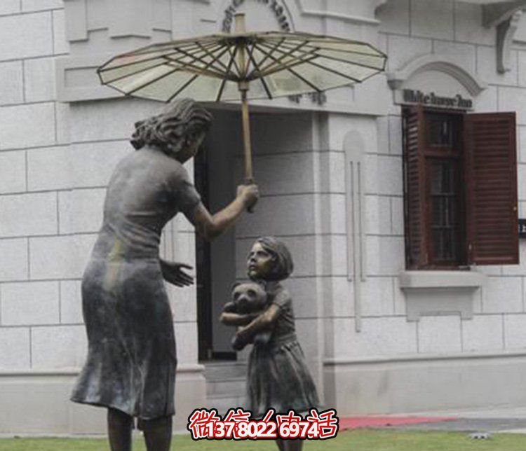 景区创意不锈钢仿铜打伞的母子雕塑