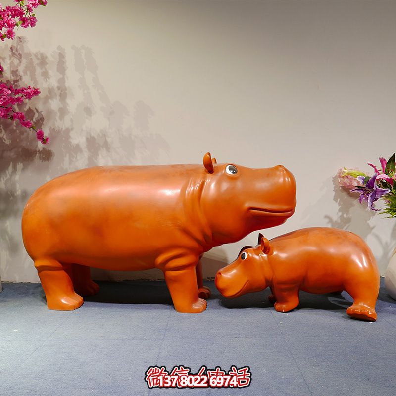 公园里摆放的一大一小的玻璃钢创意海马雕塑