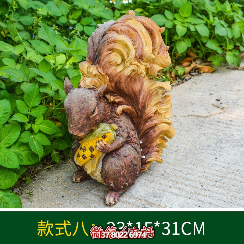 城市街道一只抱着玉米的玻璃钢松鼠雕塑