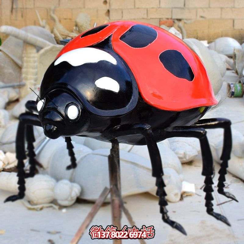游乐场摆放的红色玻璃钢彩绘瓢虫雕塑