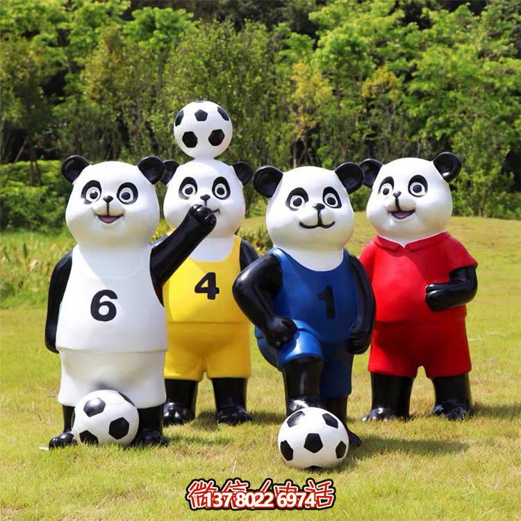 户外草坪玻璃钢卡通踢足球的人物雕塑