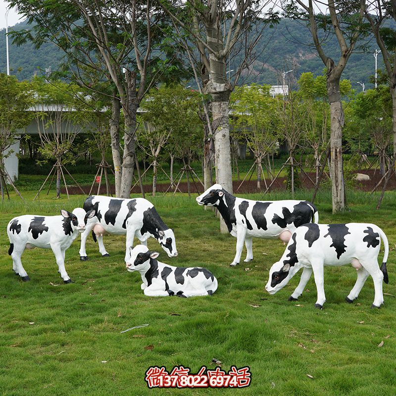 丛林多只玩耍的玻璃钢牛雕塑