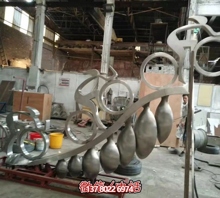 抽象园林广场不锈钢骑行车的抽象人物