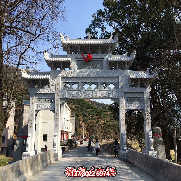 村口石牌坊，三间四柱石雕牌楼