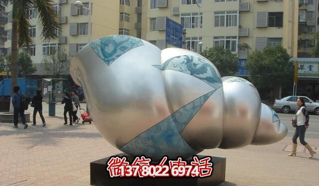 广场上摆放的玻璃钢彩绘海螺雕塑