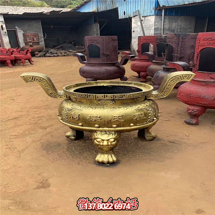 宗祠室内摆放漆金铸铜圆形香炉
