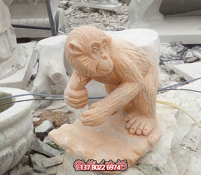 公园摆放的回头的蜡黄石石雕创意猴子雕塑