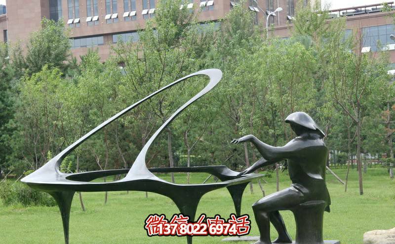 园林一位弹钢琴的不锈钢抽象钢琴雕塑