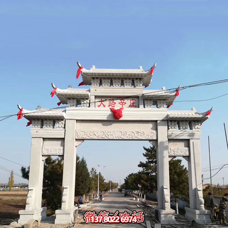 大路辛庄村口摆放汉白玉石雕牌楼