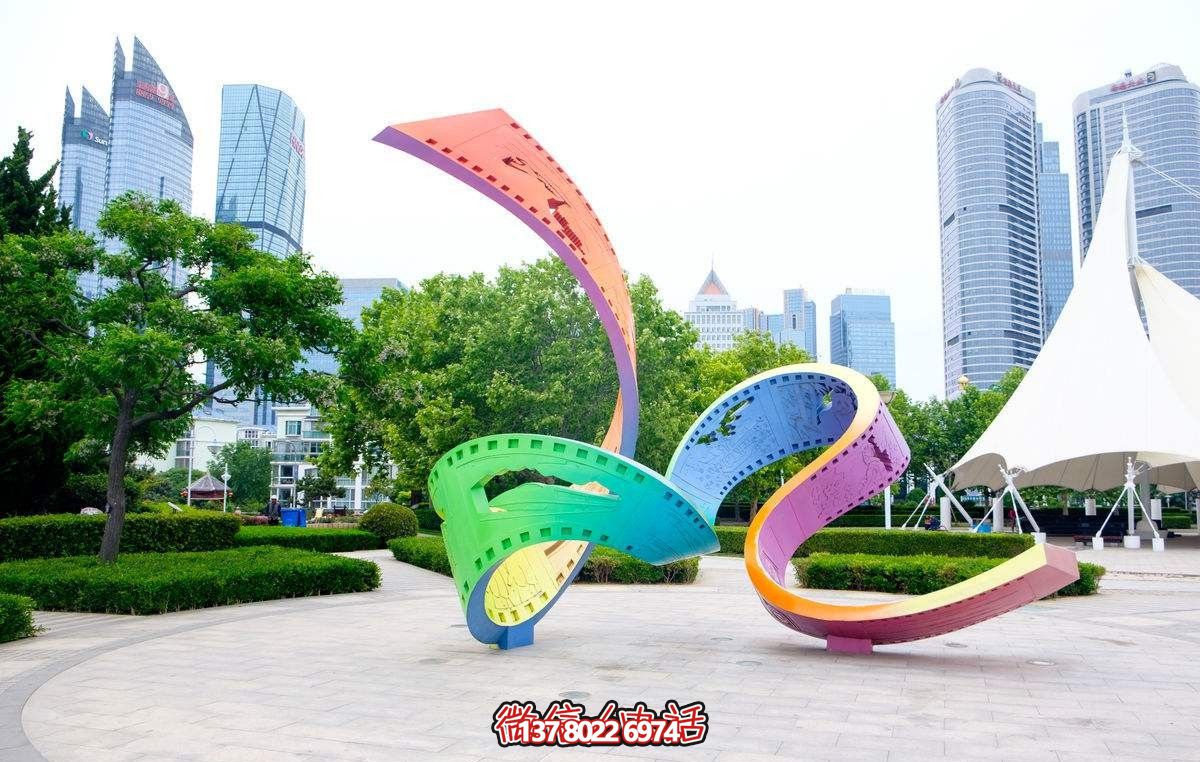 广场玻璃钢彩绘抽象艺术胶卷雕塑