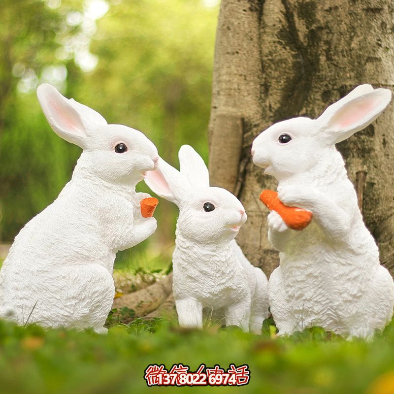 森林三只吃胡萝卜的树脂兔子雕塑