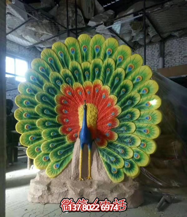 公园里一只开屏玻璃钢彩绘孔雀雕塑
