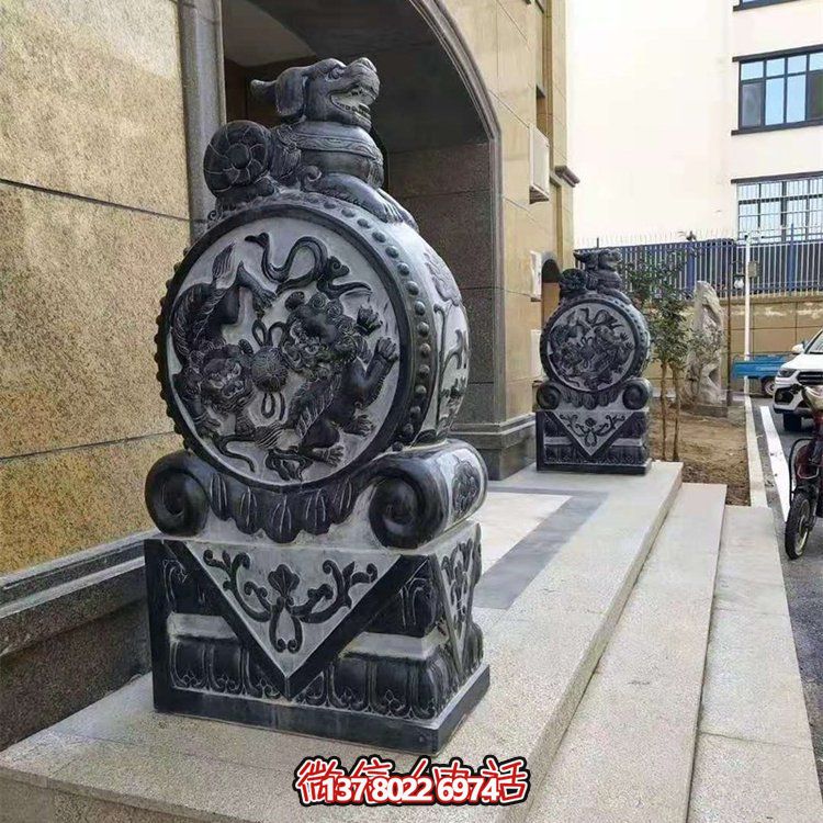 别墅门口摆放大理石雕刻石狮子做旧抱鼓石