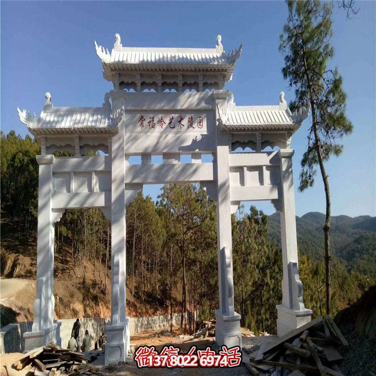 景点入口摆放大型汉白玉仿古建筑雕刻三门牌坊