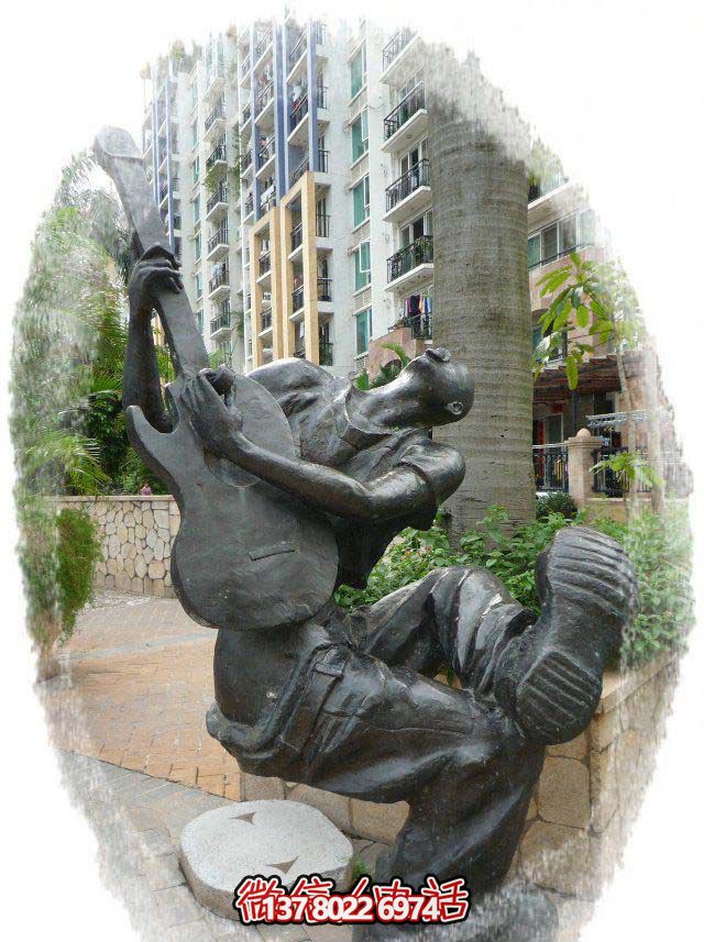 小区弹吉他的抽象人物景观雕塑弹雕塑