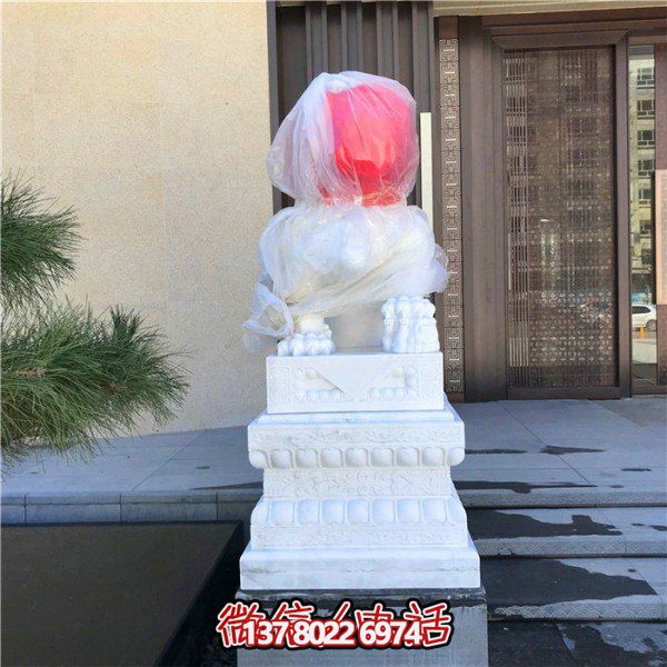 别墅门口摆放汉白玉浮雕石狮子门墩雕塑