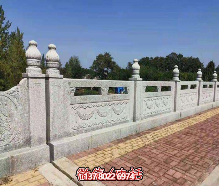 桥上雕刻花纹镂空防护栏杆