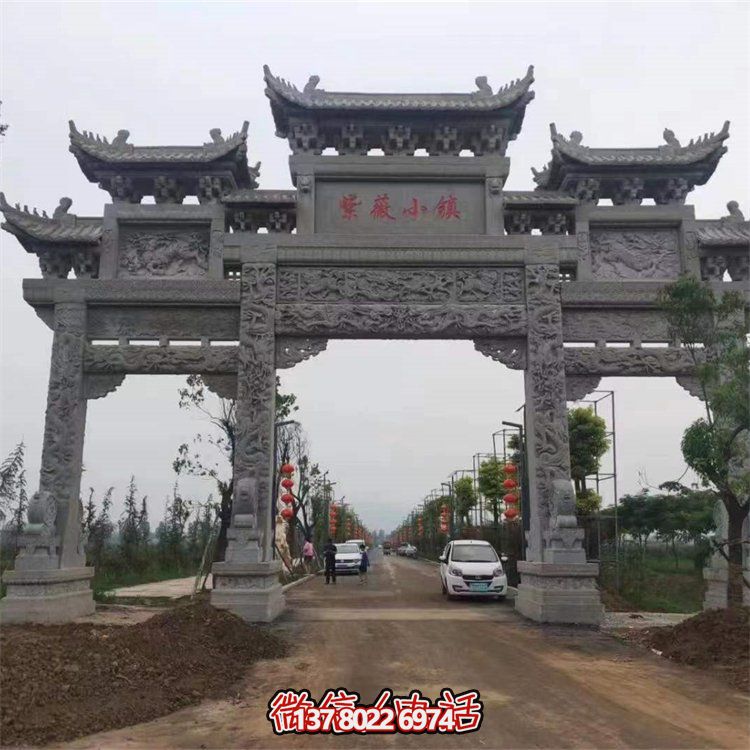 景区入口摆放青石浮雕龙纹仿古建三门楼石牌坊