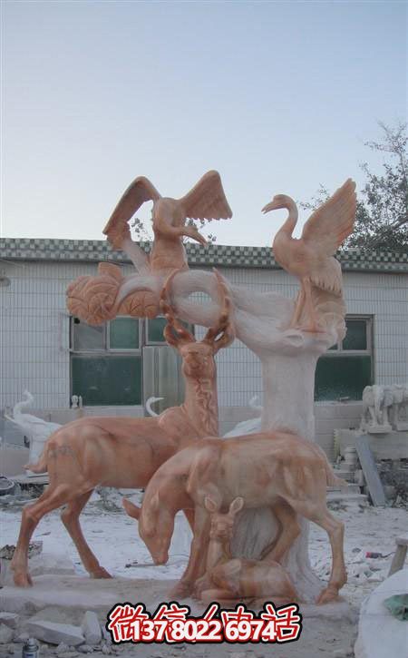 景区晚霞红石雕梅花鹿雕塑