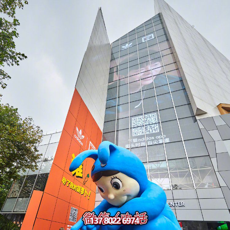 大型商厦户外卡通公仔美陈摆件