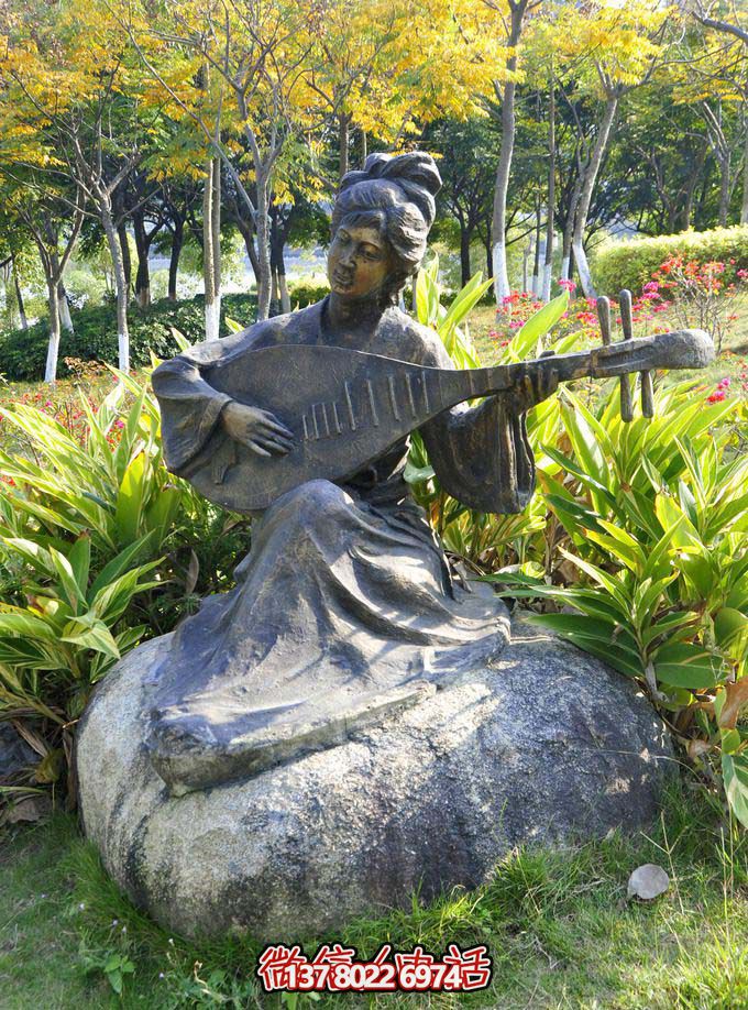 公园坐着石头上弹吉他人物铜雕弹雕塑