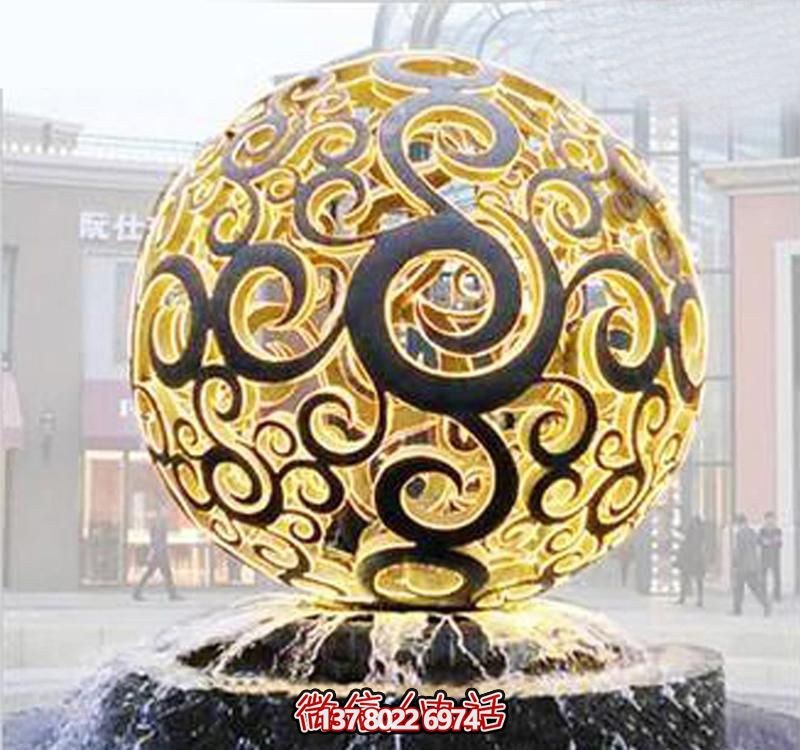 户外不锈钢喷泉上的镂空球雕塑