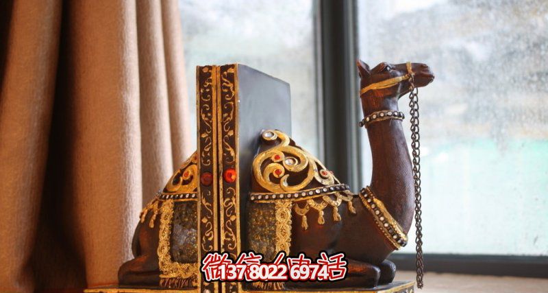 大型室内摆放的带链子的玻璃钢彩绘骆驼雕塑