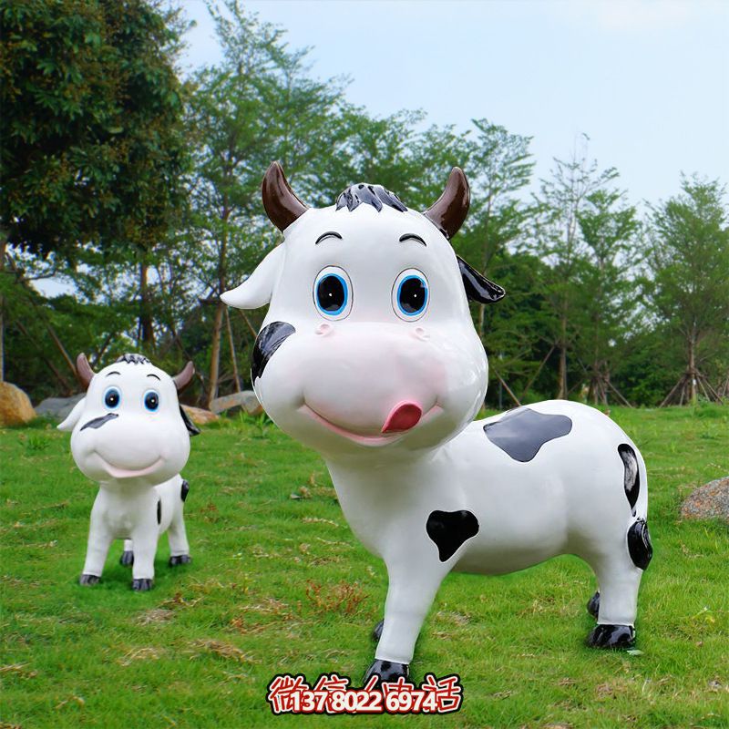 牧场两只卡通呆萌的玻璃钢牛雕塑