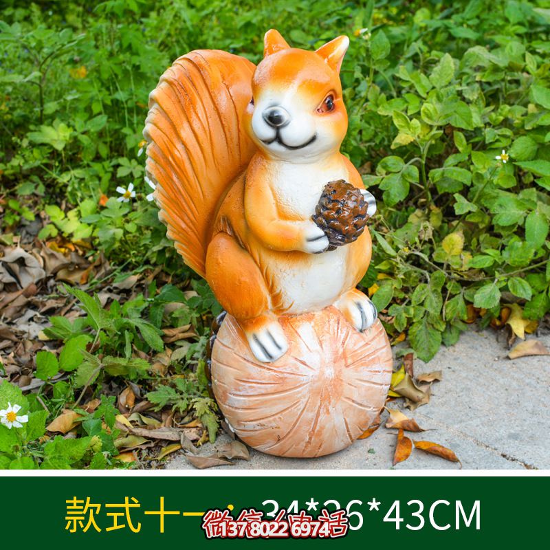 户外街道一只抱着松子的玻璃钢松鼠雕塑