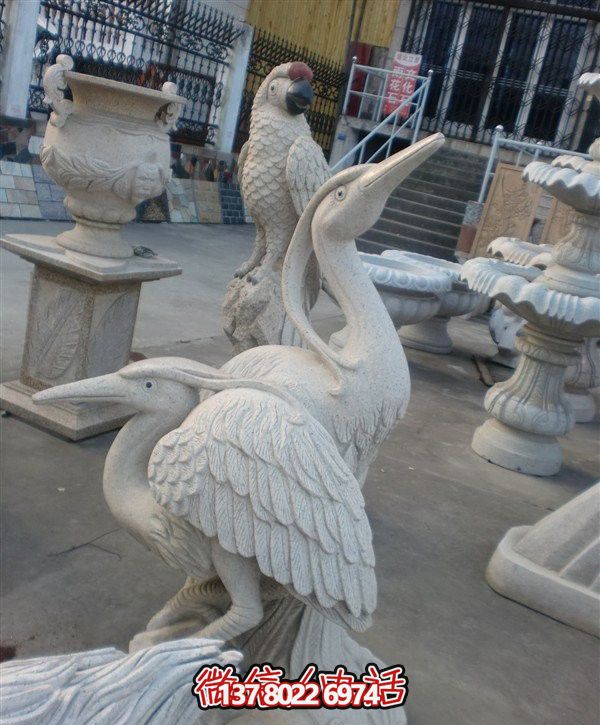 公园大理石石雕卧着的仙鹤雕塑