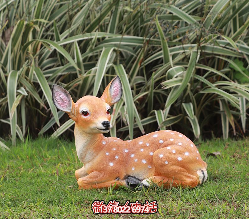 户外景区创意玻璃钢彩绘卧着的鹿雕塑