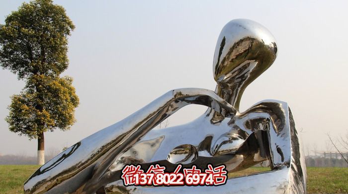 广场不锈钢手托下巴的抽象女孩雕塑