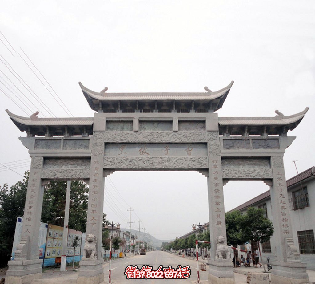 历史名人故里村前摆放大石浮雕楼牌坊