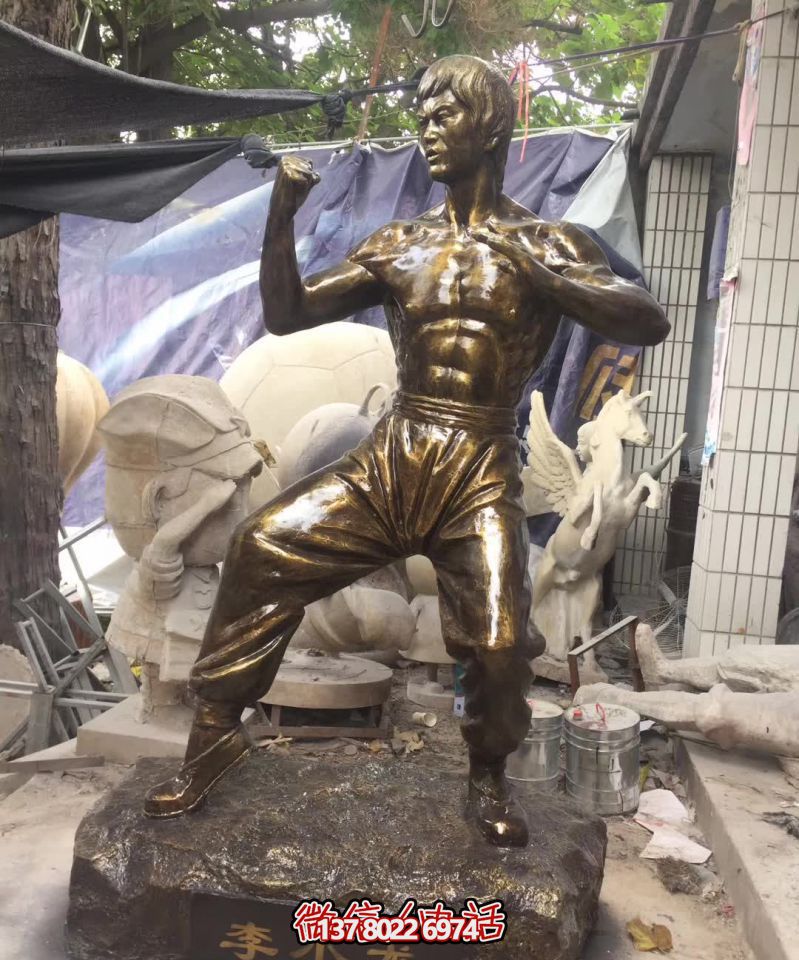 商场室内摆放名人李小龙打拳玻璃钢仿铜雕塑