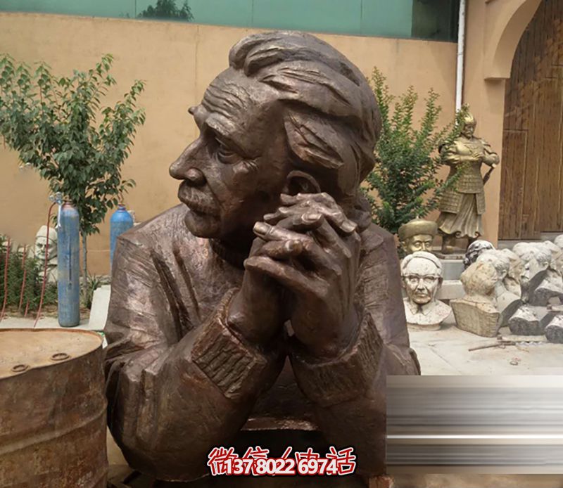 名人铜雕思考的爱因斯坦