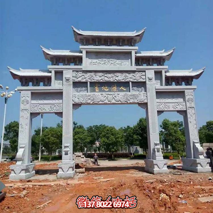 村庄入口摆放花岗岩雕刻门楼牌坊