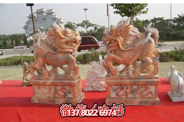 户外公园一对晚霞红石雕麒麟雕塑