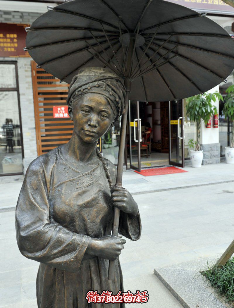步行街打伞的少数民族人物铜雕女人雕塑
