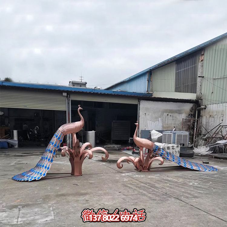 公园里两只比美的玻璃钢彩绘孔雀雕塑