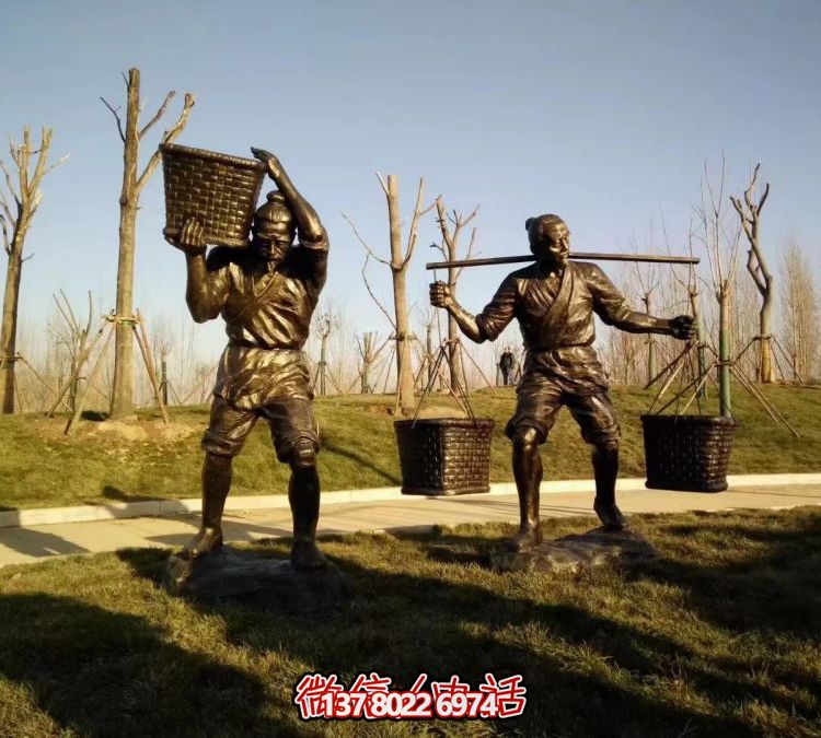 园林草地摆放玻璃钢仿铜农耕文化挑担扛粮人物雕塑