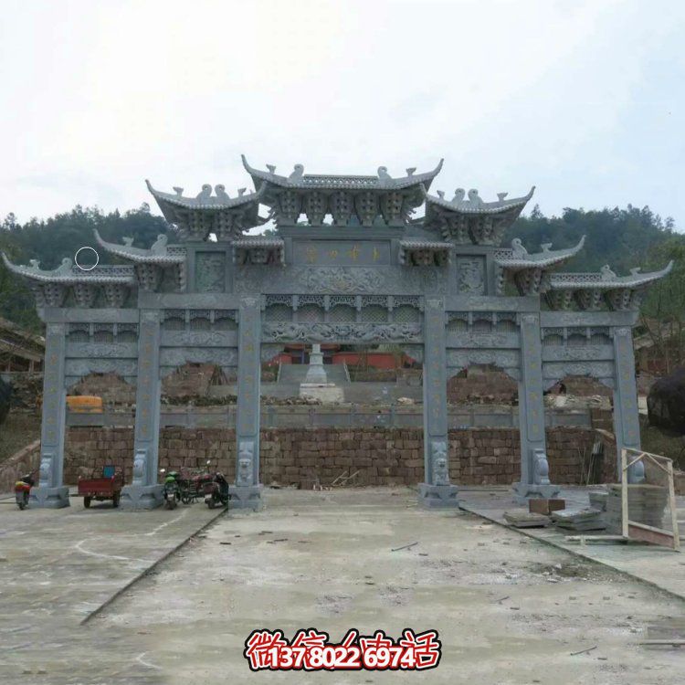 青石仿古建筑寺庙大门摆放五门石牌坊