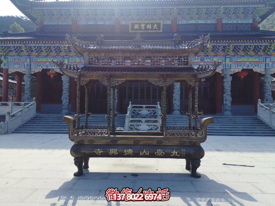 大雄宝殿前摆放二层铸铁浮雕长形香炉