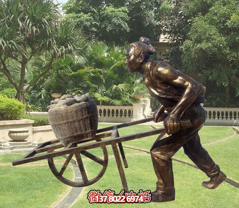 小区草坪摆放推独轮车的古人玻璃壶仿铜雕塑