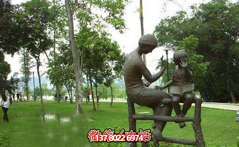 景区坐着栏杆的铜雕母子雕塑