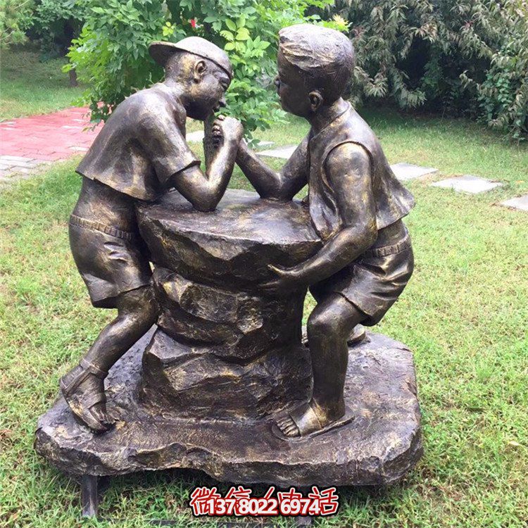 扳手腕的小男孩，玻璃钢仿铜民俗生活人物雕塑