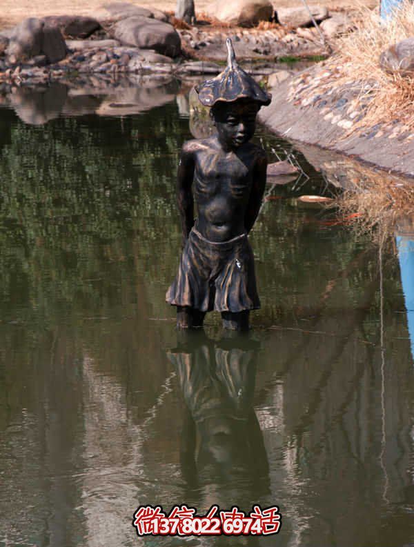 公园池塘头戴荷叶的男孩人物铜雕荷花雕塑