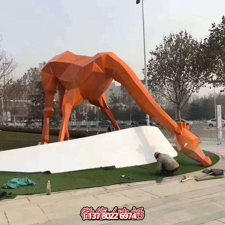 城市广场户外草地摆放大型玻璃钢几何吃草长颈鹿动物雕塑