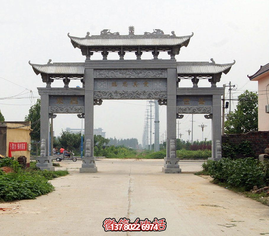 村口前摆放青石仿古门楼牌坊雕塑